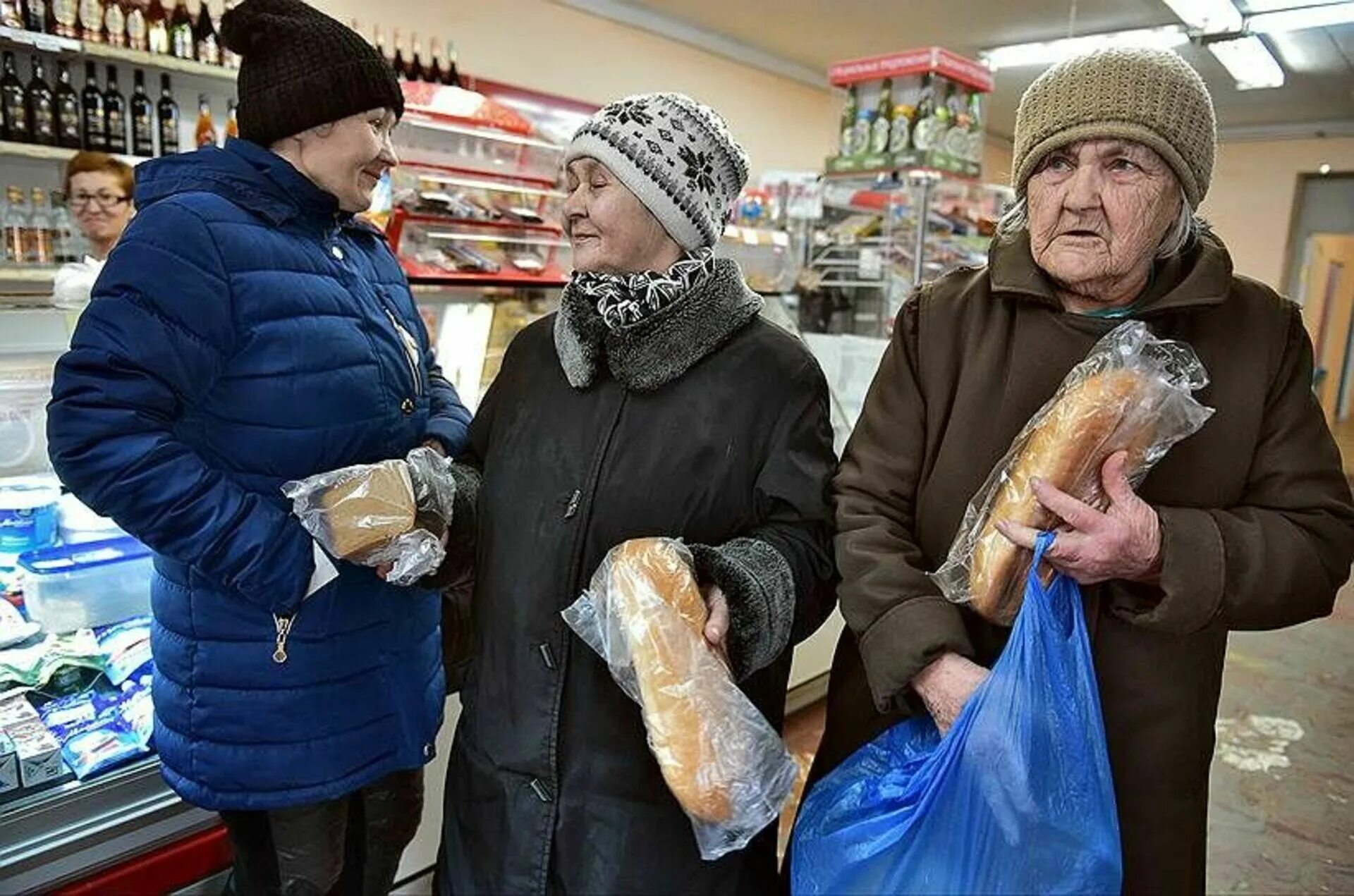 Бабка в магазине. Бабушка с хлебом. Пенсионеры в магазине. Старушка в магазине.