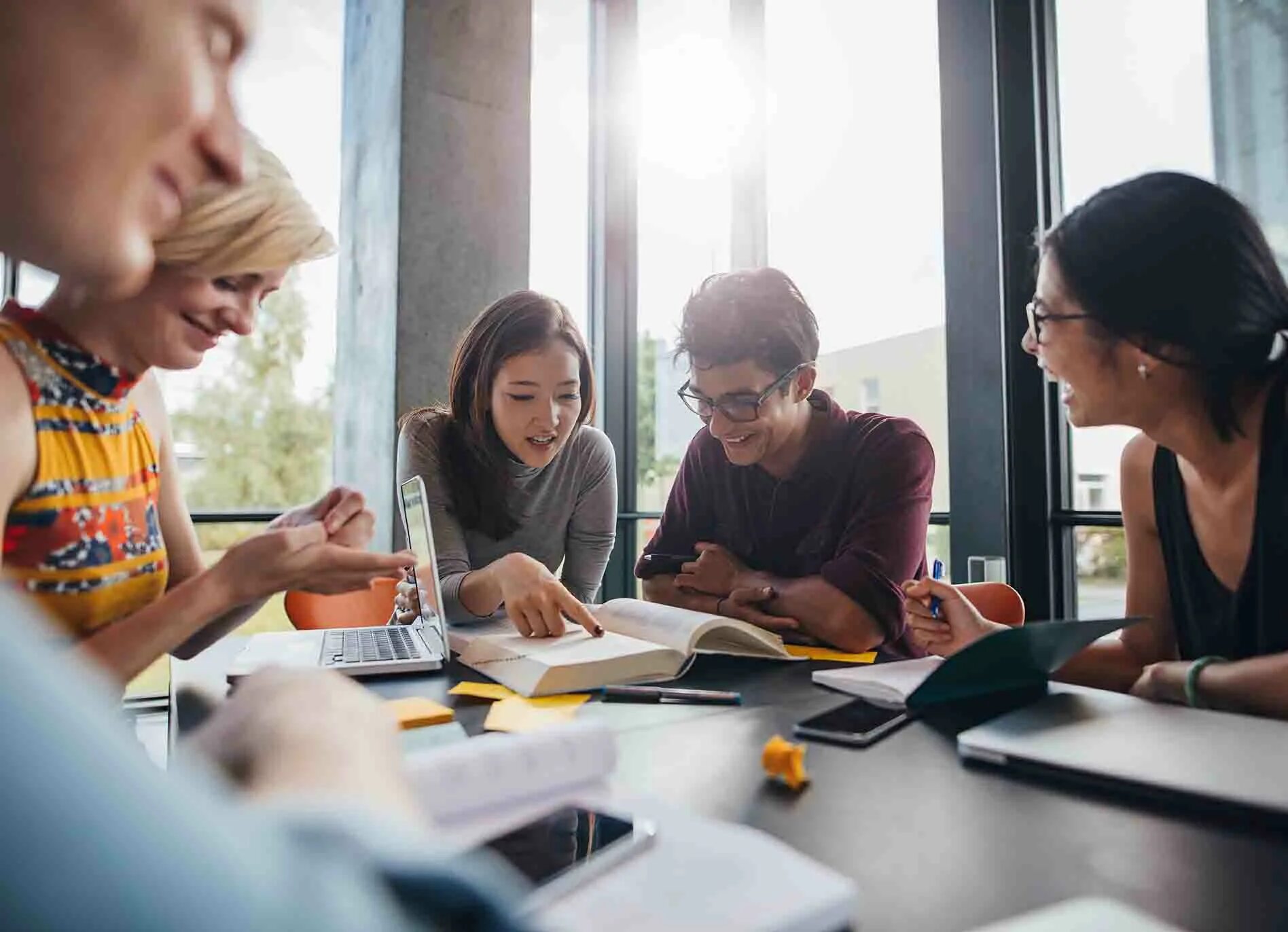 Estonian entrepreneurship university of applied sciences. Школы в австралии. Кампус университета. Студенты сидят. Миссия студента.
