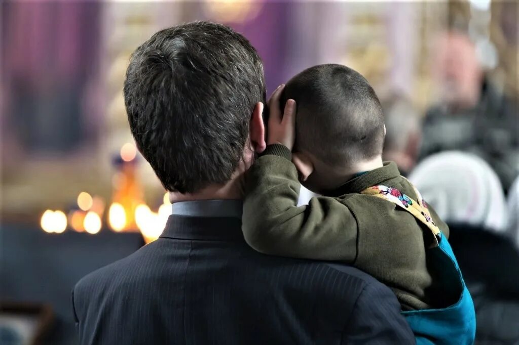 Отец и сын в храме. Мужчина молится в храме. Отец и сын молятся в храме. Папа с сыном в церкви. Все по кругу молятся сын без отца