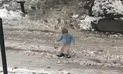 Террорист лежит без штанов