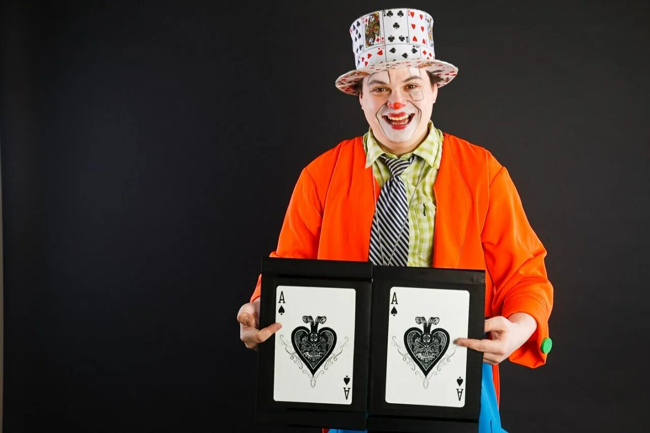 Клоуны в цирке показывают фокусы. Clowns performing tricks перевод. See clowns performing tricks. Фокусник смешной. Клоунские фокусы.