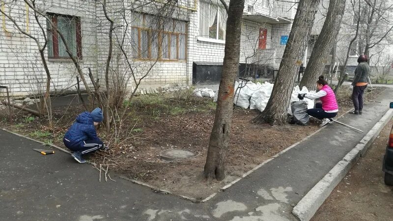 Весенняя уборка дворов. Ученики убирают родник. Люди убирают улицы. Монах подметает двор. Уборка двора.