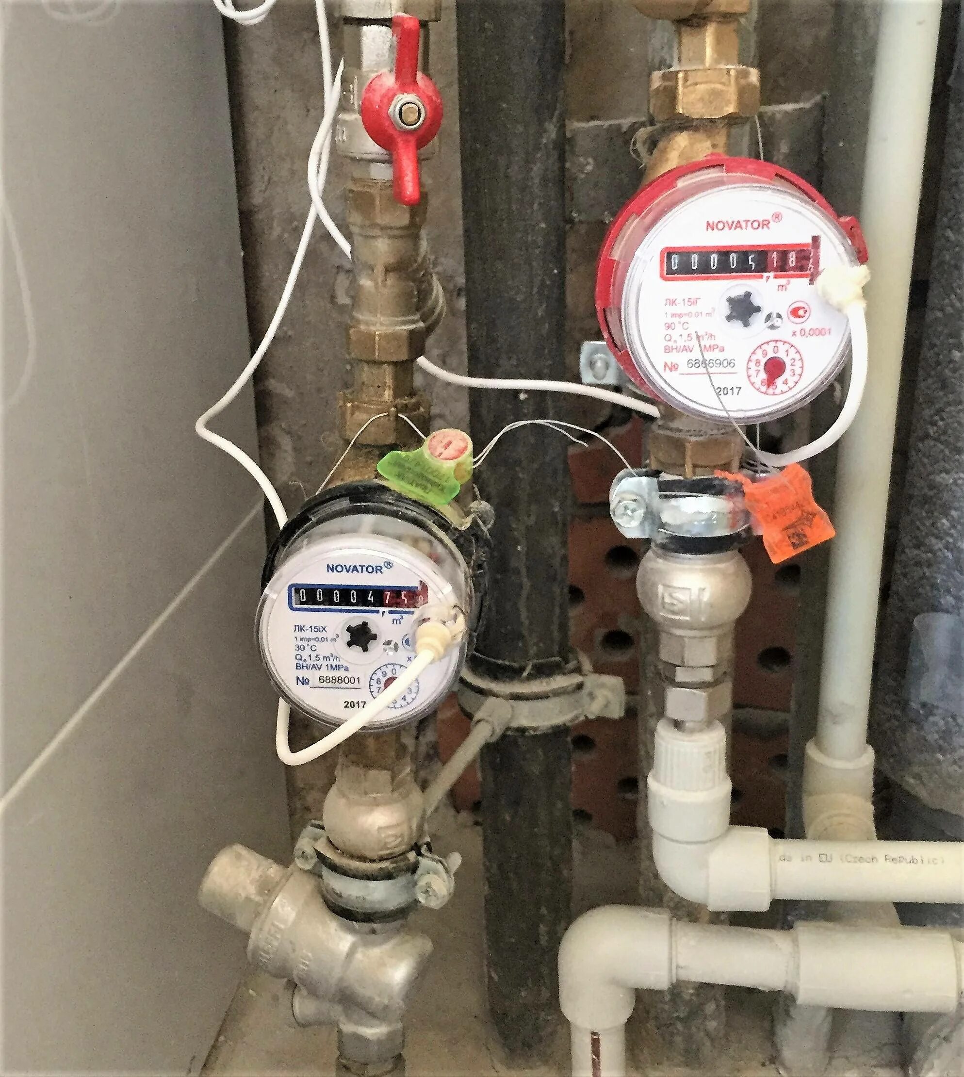 Подключение водомера. Установленный счетчик холодной воды. Счетчики хвс и гвс. Протекает счетчик горячей воды. Какой водосчетчик установить.