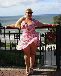 Толстуха в мини