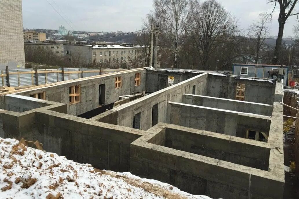 монолитный цокольный этаж. цокольный этаж из бетона. монолитный цокольный этаж. фундамент цокольного этажа монолит. цокольный этаж из монолитного бетона.