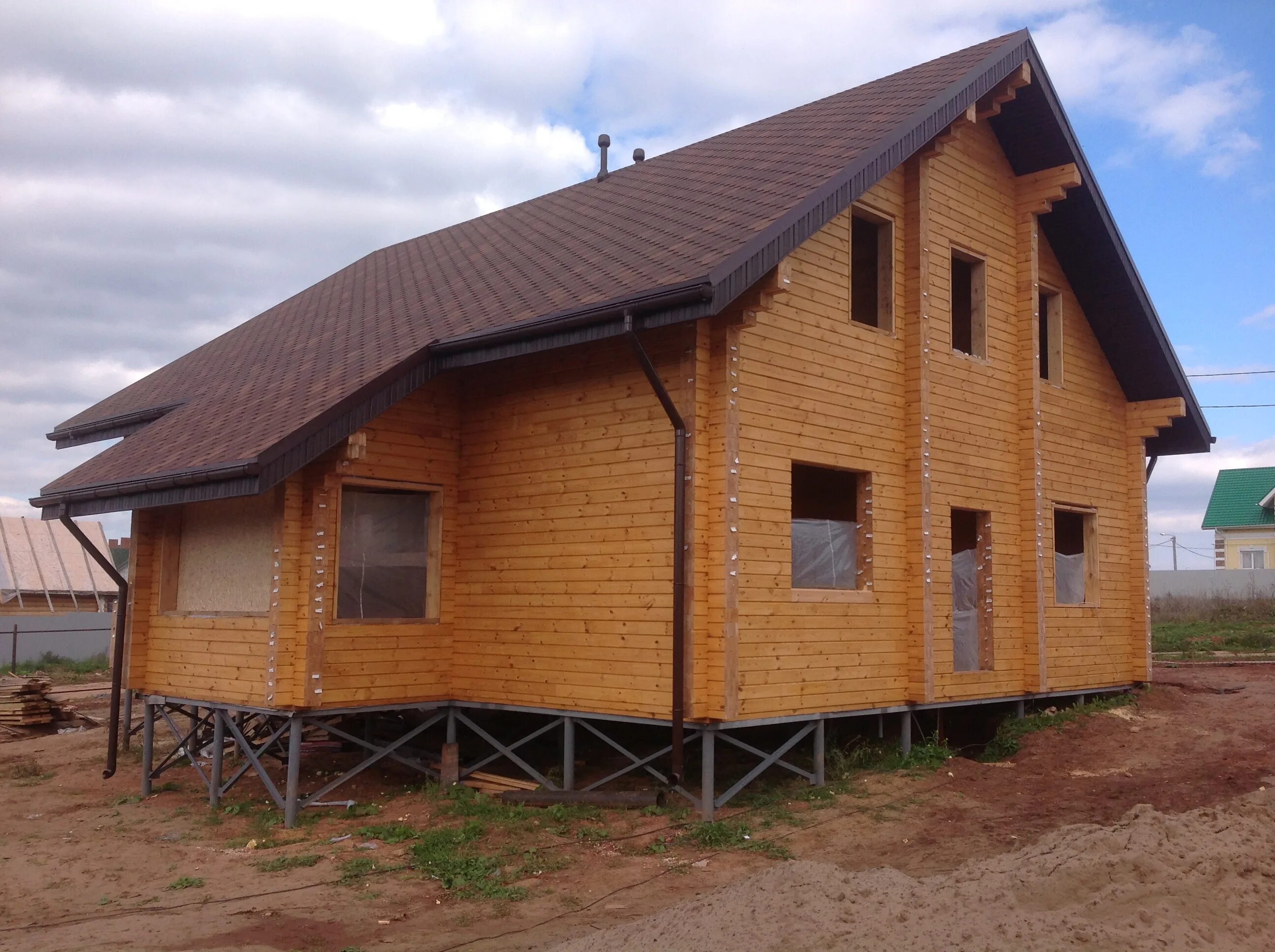 дом на свайно винтовом фундаменте. дом на винтовых сваях. дом из бруса на винтовых. дом баня 6х6 из бруса 150х150. дом из бруса на винтовых.
