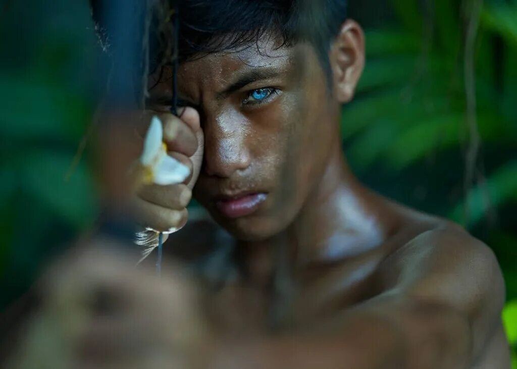 Племя на острове бутунг Индонезия. Аборигены острова бутунг в Индонезии.. Необычные глаза у людей. Джунглях живут люди