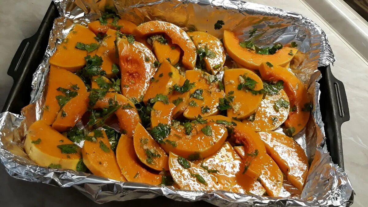 Тыква в духовке кусочками на противне. Тыква в духовке кусочками. Печеная тыква. Тыква запечённая в духовке кусочками. Тыква запеченная в духовке со.