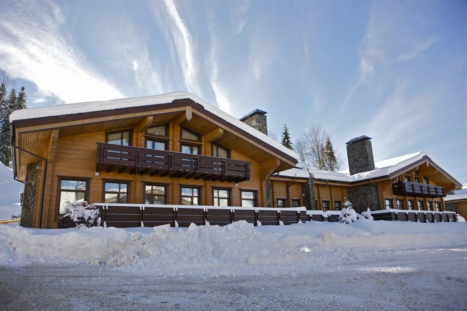 Грин клаб фэмили отель подмосковье. Luxury ski chalet interior. Спа отель домики. Валеско отель spa. Шале verholy.