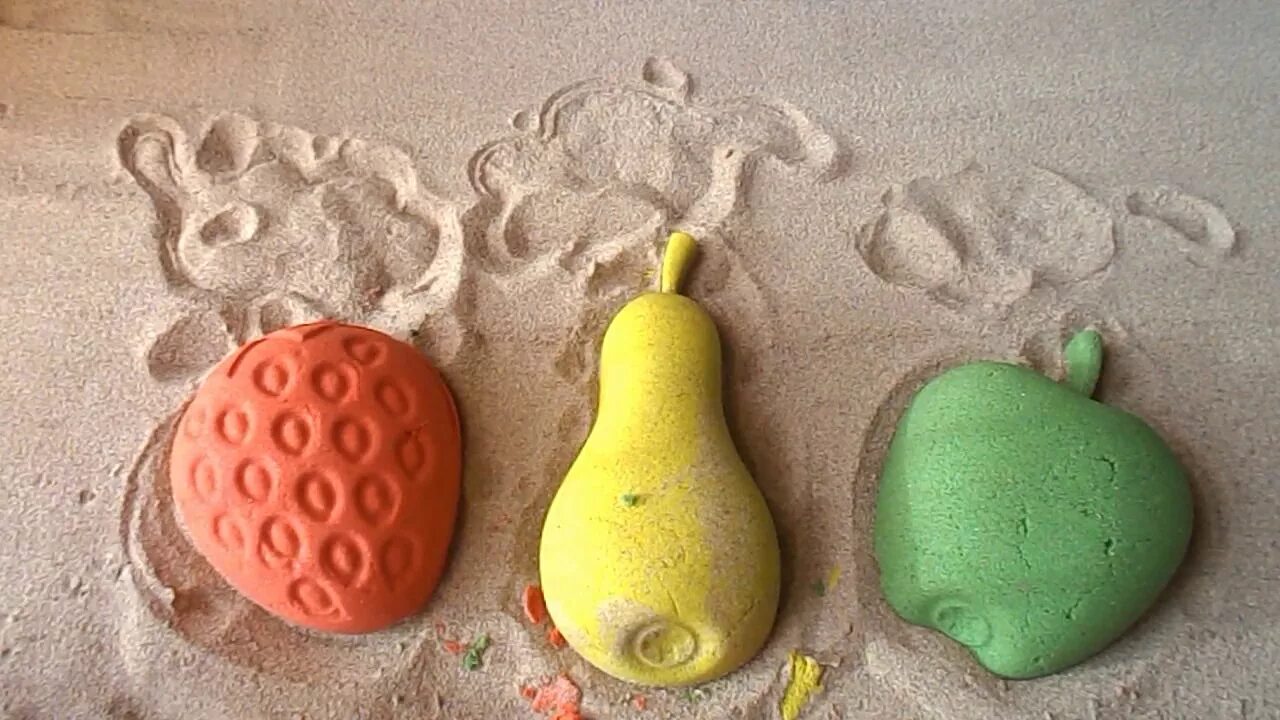 Лепим песком. Цветной шар в песочнице. Цветной песок куличики. Шар в песочнице. Песочница для кинетического песка своими руками.