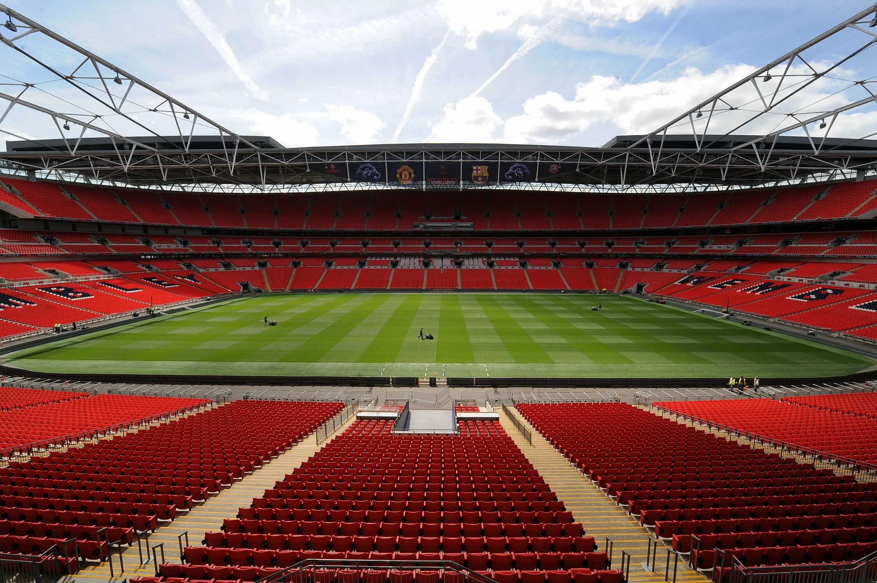 Стадион новый вместимость. Стадион Уэмбли. Уэмбли стадион новый. Стадион Уэмбли в Лондоне. Энфилд стадион.