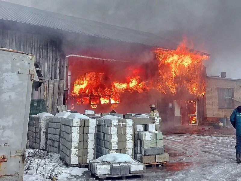 Пожар на предприятии. Пожары на промышленных предприятиях. Пожары в производственных зданиях. Пожар в промышленном здании. Предприятие сгорело