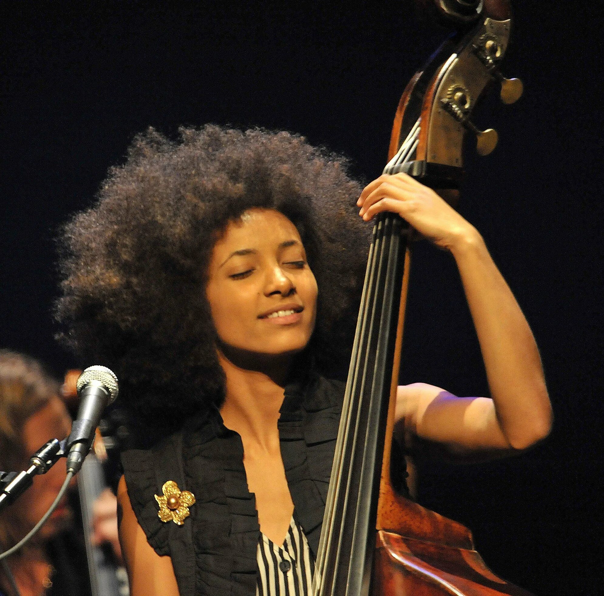 Esperanza Spalding. Эсперанса Сполдинг джаз. Esperanza Spalding Live Copenhagen 2007. Esperanza Spalding 2023.