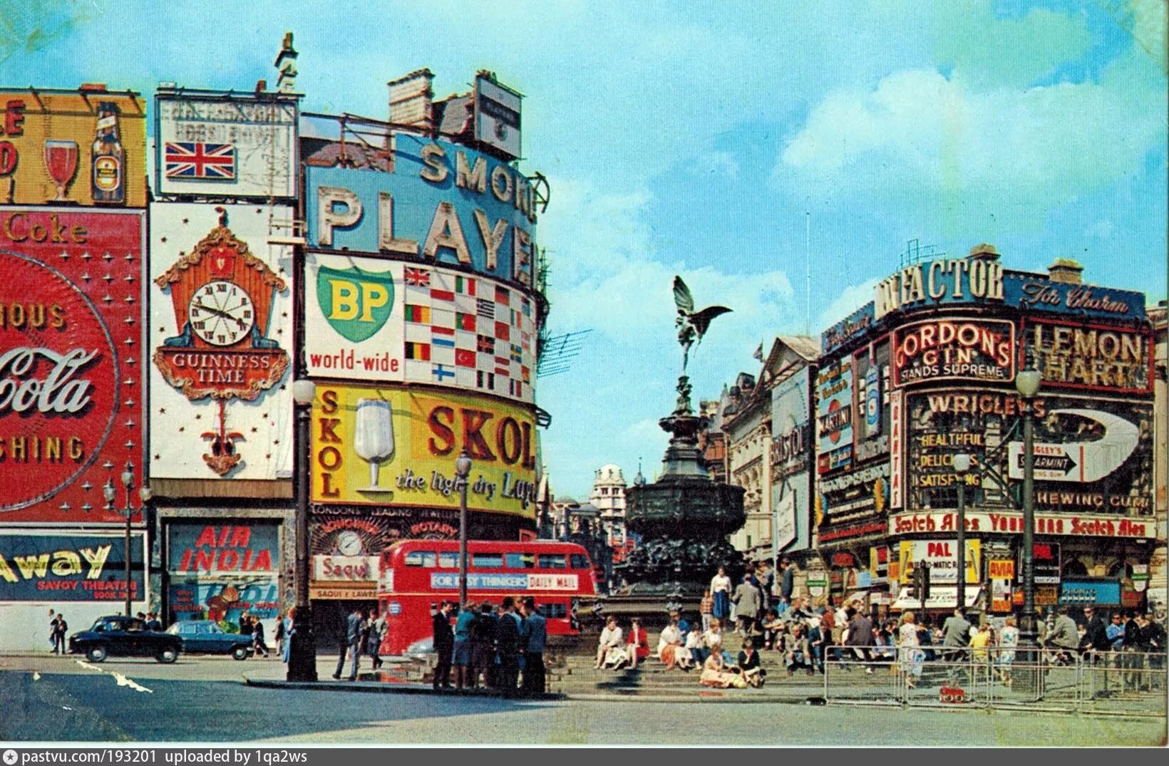 Лондон 1965. Улица Пикадилли в Лондоне 20 век. Площадь Пикадилли в Лондоне. Реклама Англия 20 век. Реклама лондона