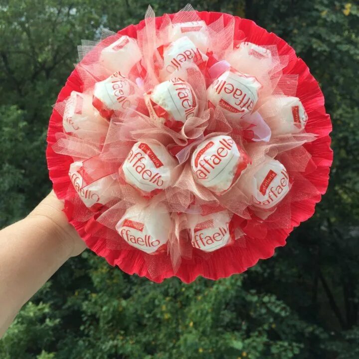 Букет из конфет рафаэлло. Букет рафаэлло и ферреро. Цветы из рафаэлло и гофрированной бумаги. Букет из рафаэлло. Букет из рафаэлло своими руками.