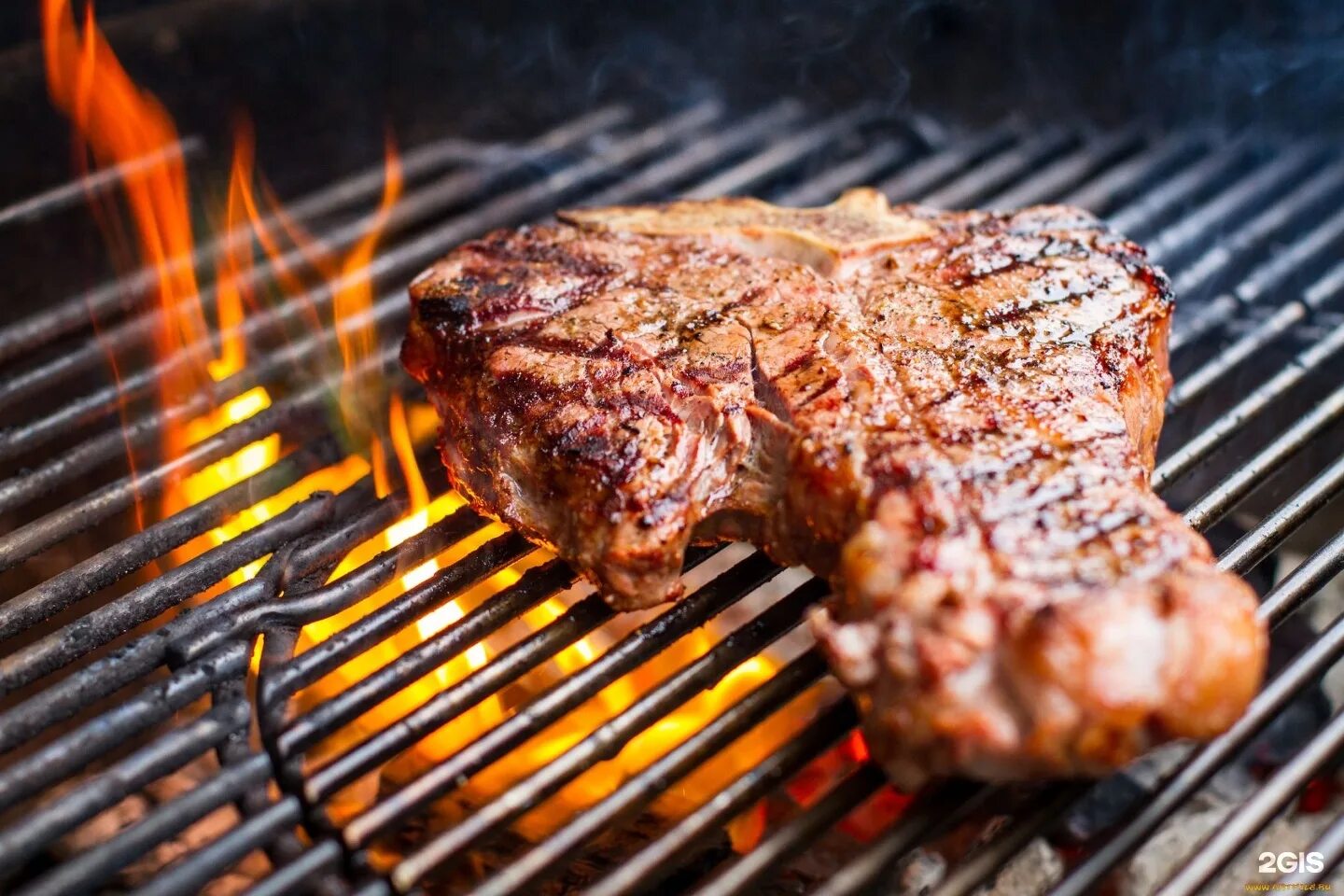 Мясо на гриле. Рибай на гриле. Стейк. Сочное мясо. Говядина на углях.
