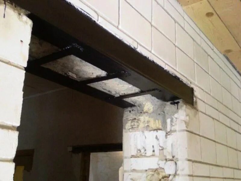 Углубление в кирпичной стене. Алмазная резка проемов 600мм глубина. Расширение проема входной двери в п44. Пробивка дверного проема 2000 мм. Ниши в кирпичной стене.