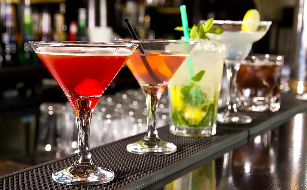 Алкогольные коктейли. Diamond drinks. Бокалы для коктейлей. Дорогие напитки. Diamond drinks.