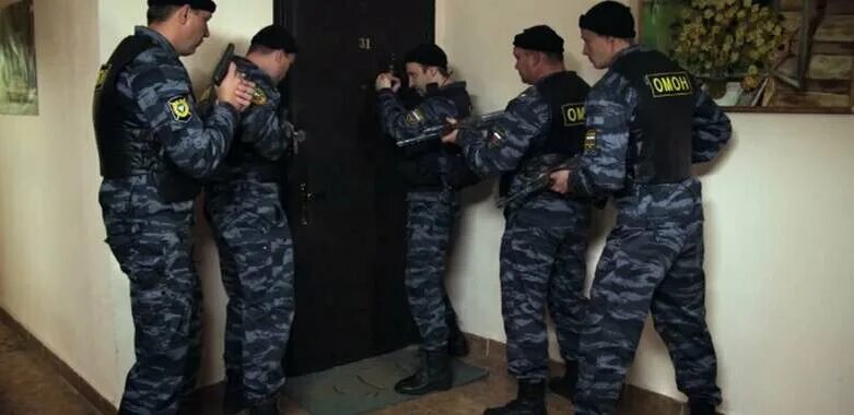 Почему не приехал омон. ОМОН квартира. ОМОН У двери. Омоновцы у двери. ОМОН вламывается.