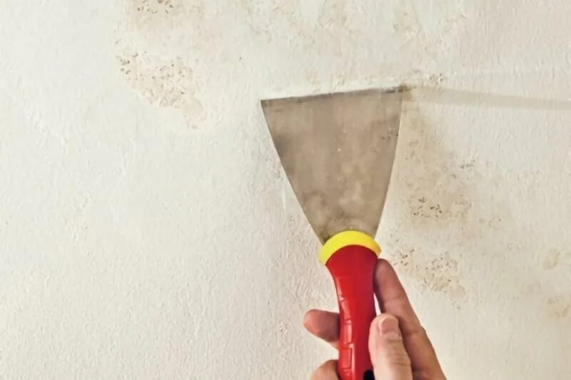 Очистка поверхности от пыли. Шпатель для штукатурки. Очистка поверхности стен. Очистка поверхности шпателем. Шпатель для шпаклевки стен.