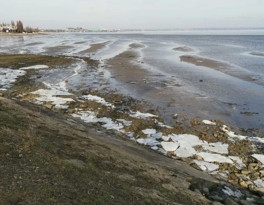Азовский залив таганрог отлив. Вода в городе таганрог. Вода в городе таганрог. Залив в таганроге набережная. Куричья коса таганрогский залив.