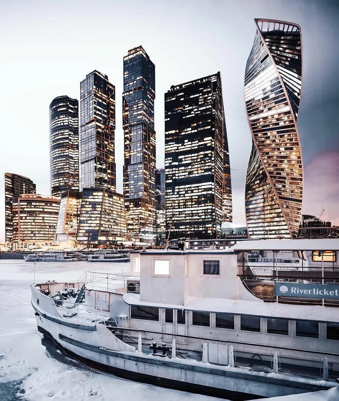 Москов сити 1991. Пресненская набережная дом 2. Москва сити фото 2022 новое. Вид на москва сити с набережной шевченко. Москва сити с набережной тараса шевченко.