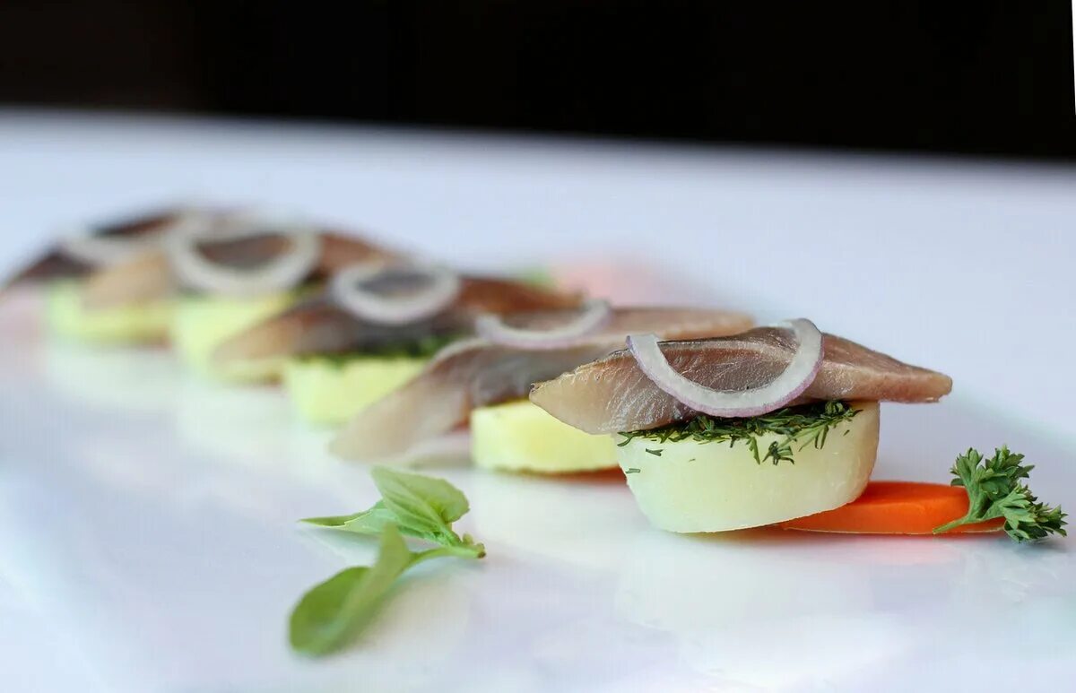 Сельдь с картофелем. Сельдь с гарниром подача. Оригинальные закуски с селедкой. Селедка оригинальная подача. Селедка оригинальная подача.