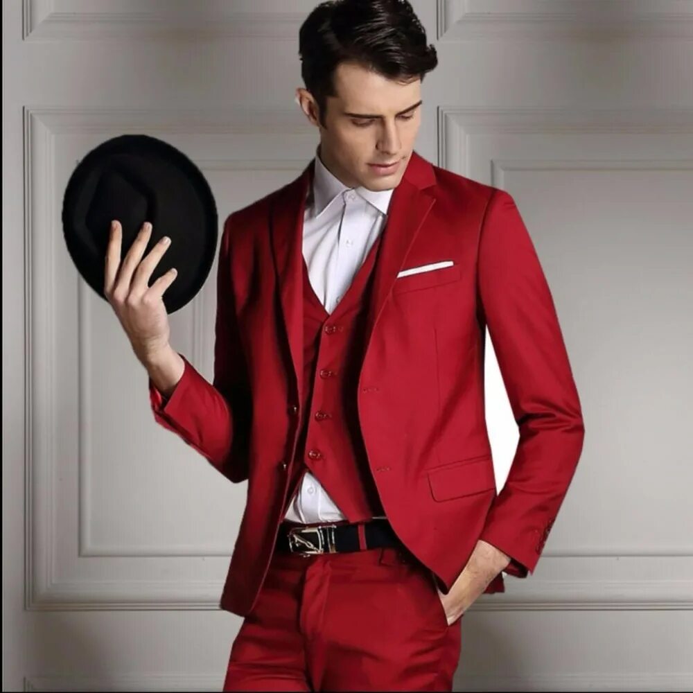Купить красные мужской костюм. Красный костюм мужской классический. Мужчина в Красном костюме. Красный костюм классика мужской. Красный мужской костюм тройка.