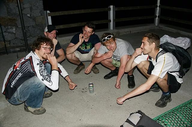 пьянка на свадьбе. толпой выпью. пьянство молодежи. вечеринка алкоголь. пьяные болельщики.