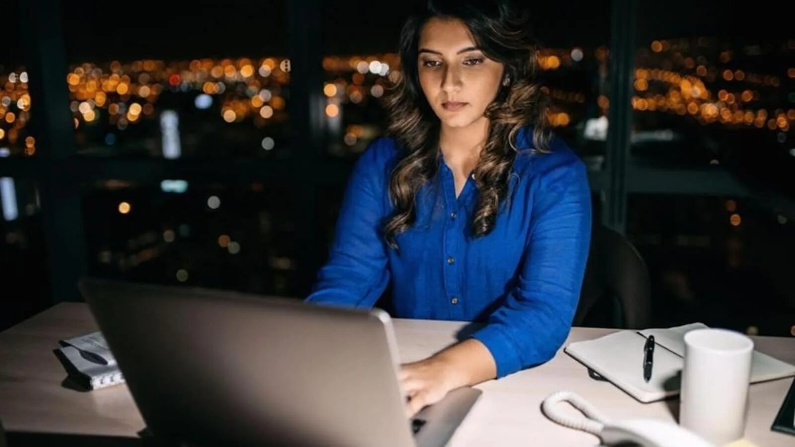 Do long hours. Работа за компьютером. Working long hours. Working around the clock. В ногу со временем.