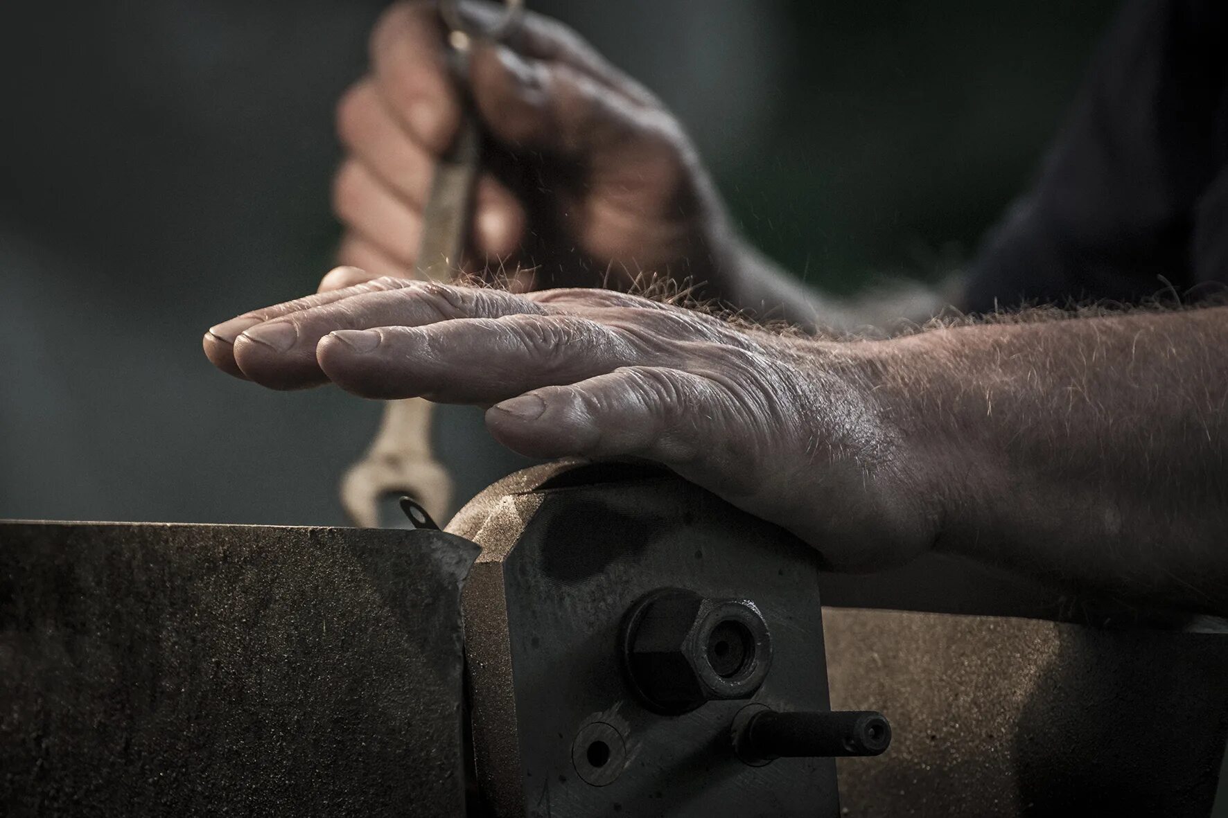 гаечный ключ. грубые рабочие мужские руки. открыть рабочие руки. рабочий в перчатках. открыть рабочие руки.