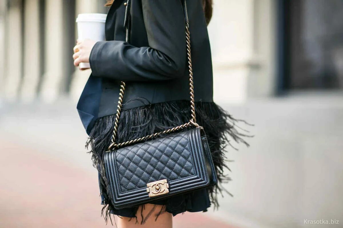 Сумочку хочу как называется. Габриэль Шанель сумка 2.55. Chanel boy сумка. Chanel 2.55 сумка. Шанель сумка Chanel boy Bag.
