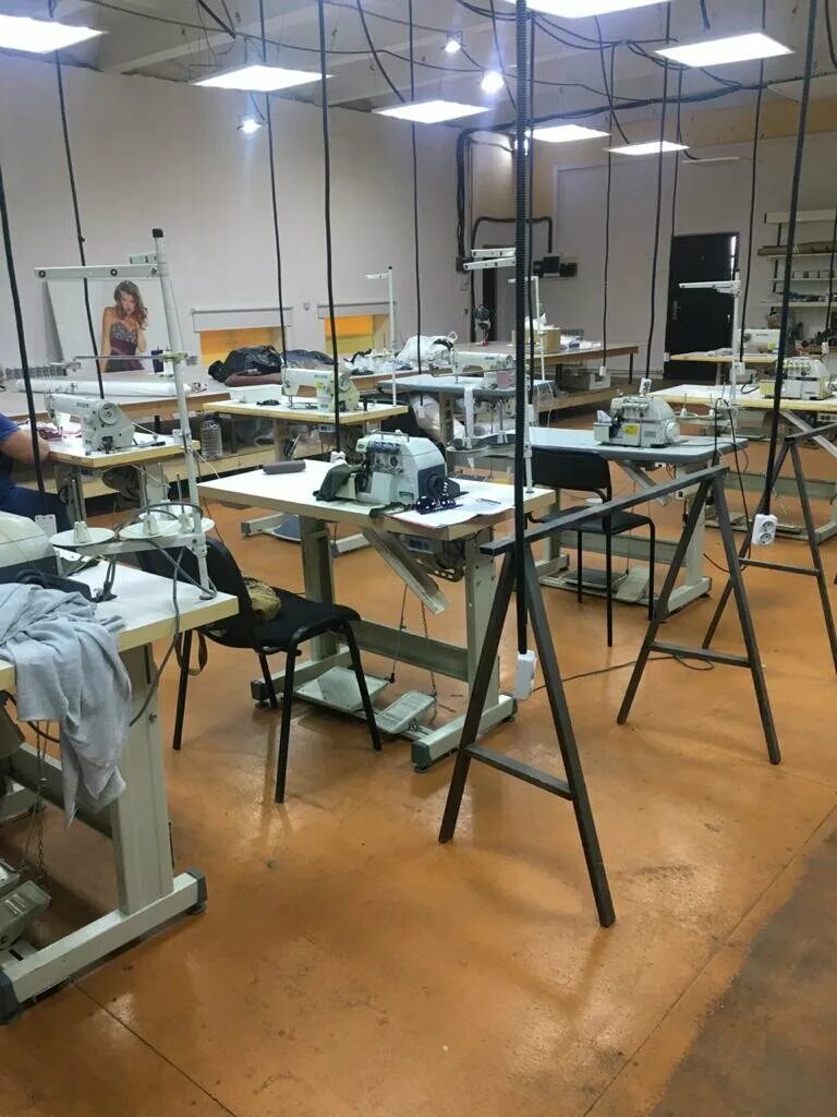 Требуется на работу. Швейные станки для производства одежды. Вакансия швея. Профессия портной. Вакансии швей вахтой.