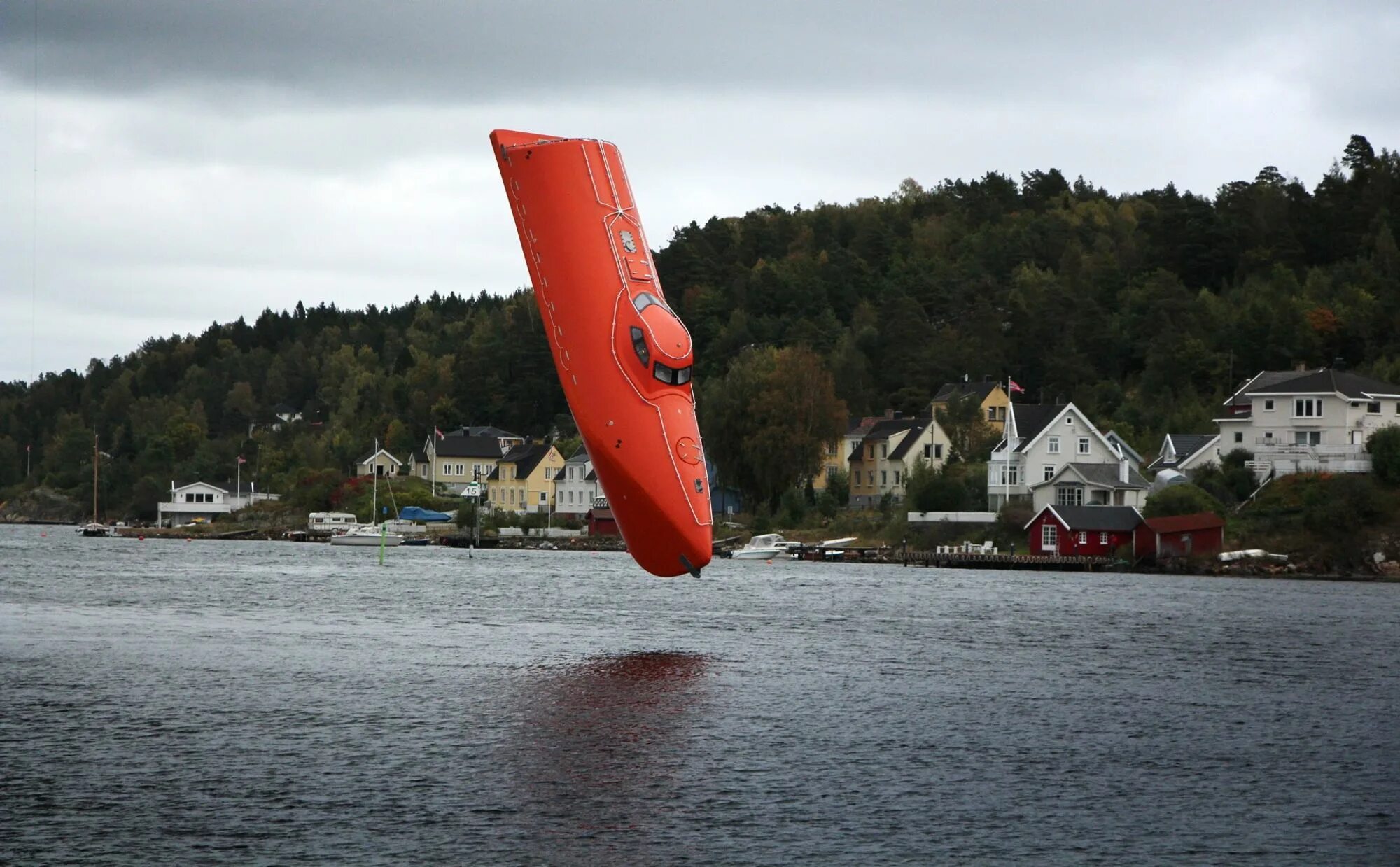 Шлюпки свободного падения. Спасательная шлюпка Norsafe. Спасательный бот. Норвегия спасательная лодка. Спасательный катер Norsafe.