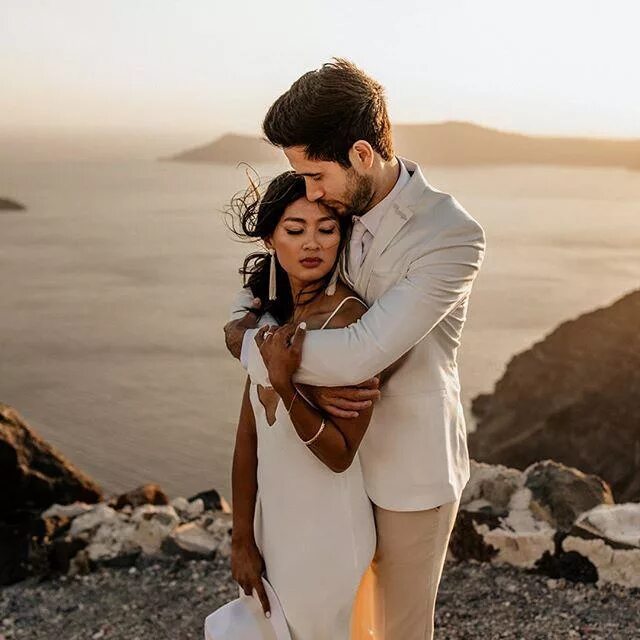 свадьба на острове санторини. романтическое путешествие. пары в греческом стиле. свадьба в греции. пара на крите.