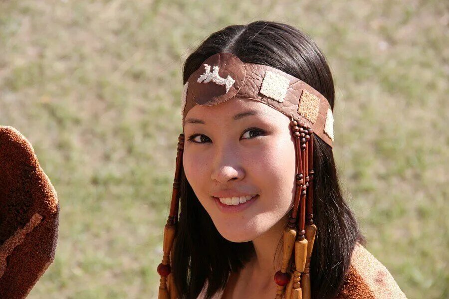 Тюрки фото. Тюркские и монгольские народы. Киргизские женщины. Монгольская певица tatar. Торгуты калмыкии.