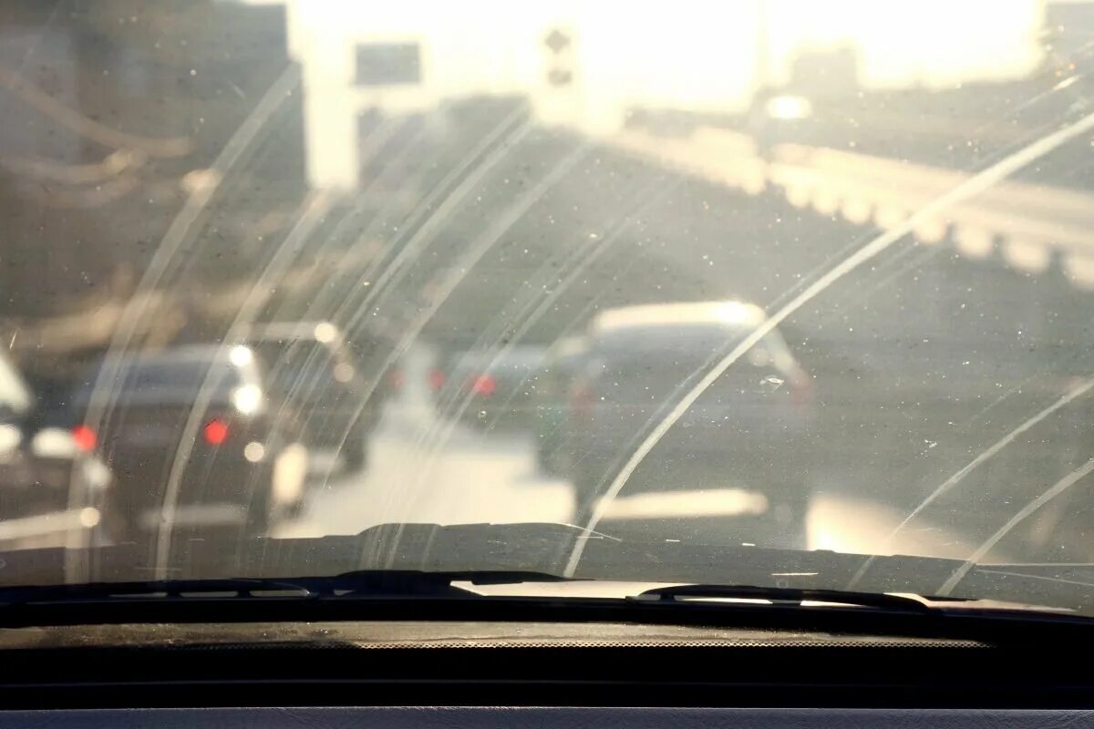 Q5 дворники. Дворники автомобильные на стекле. Дворник оставляет разводы на лобовом стекле. Дворники лобового стекла зимой. Дворники оставляют разводы.