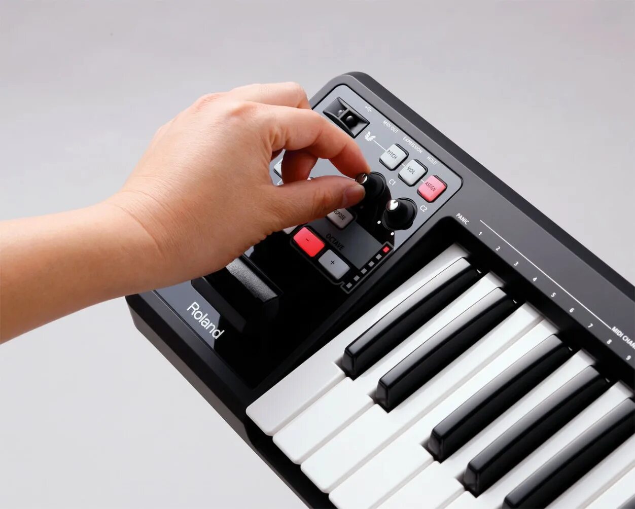 Как использовать миди клавиатуру. Миди клавиатура roland. midi-клавиатура roland a-49-wh. roland a-49-bk. midi клавиатура 49.
