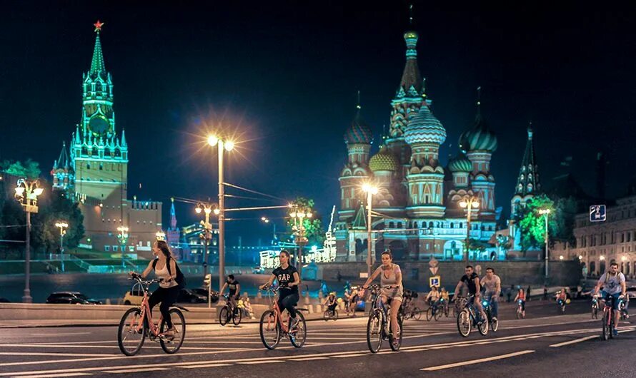 Езда на велосипеде москва. Велопрогулка по москве. ночная велопрогулка. велосипед москва. велосипедист в москве.