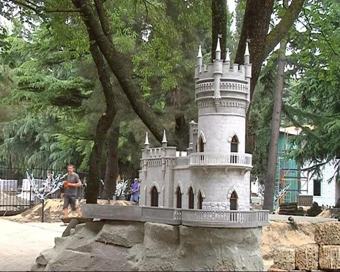 Алушта парк фото. Ласточкино гнездо парк миниатюр. парк миниатюр ялта. парк в алуште крым. г. алушта парк крым в миниатюре.