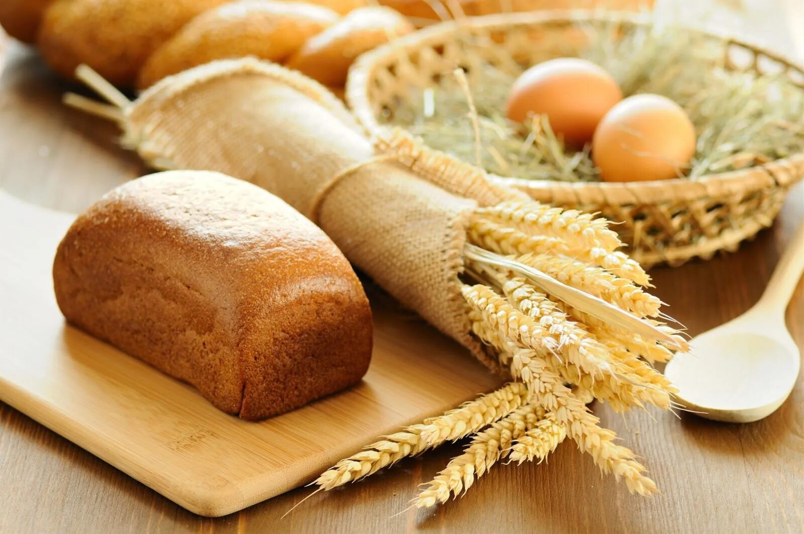 Уельно зерновые продукты. Пшеничный хлеб. Хлебобулочные и кондитерские изделия. Свойский хлеб картина. Продукты из пшеничной муки.