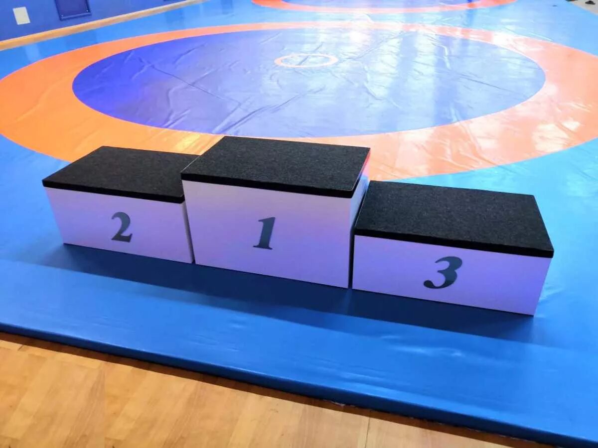 призовые места. пустой пьедестал. пьедестал на белом фоне в хорошем качестве. видео пьедестал. глянцевый пьедестал.