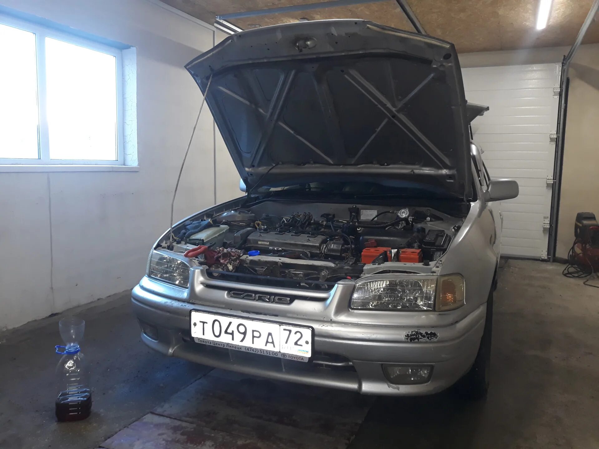 Кариб замена масла. D15b замена масла в двс своими руками. Сливная пробка масла в раздатке тойота королла 100 кузов. Заливная пробка на карибе раздатка. Как поменять под помпу калдина 4е.