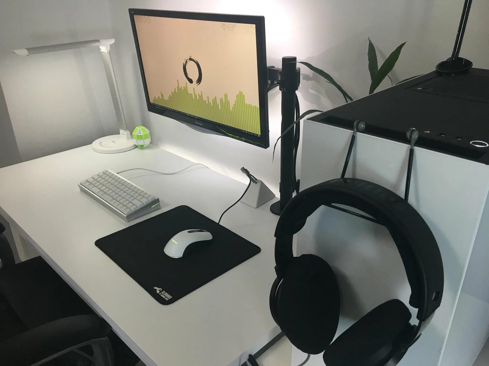 Black setup. Белый и черный сетап. белый сетап пк. white gaming setup. белый игровой сетап.