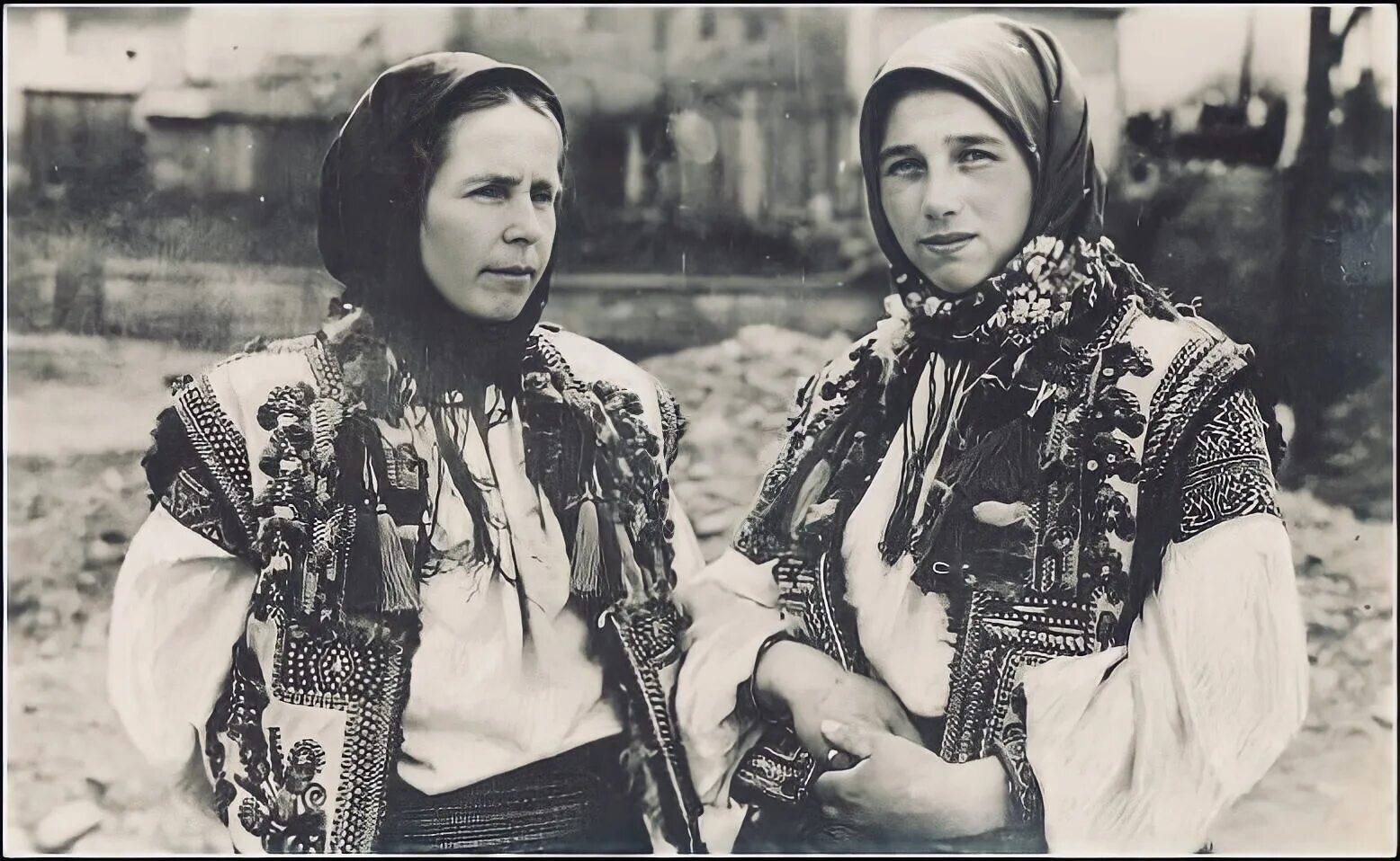 Ukrainian house. Old ukrainian. Традиционный украинский дом. Украинская бабка. Бабушка в народном костюме.