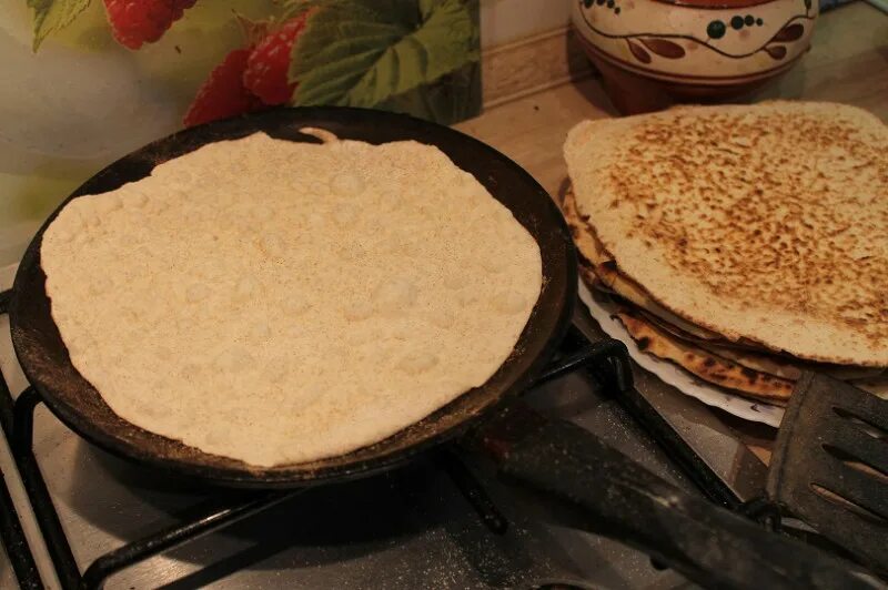 Карельский торт столетний. Коржи для торта на сковородке. Пышные коржи на сковороде. Коржи для пиццы. Домашние коржи простые на сковороде