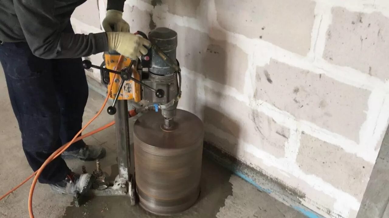 Сверлить перекрытие. Алмазная резка проемов 600мм глубина. Резка бетона. Алмазное бурение бетона диаметр 1000мм. Сверлим плиты перекрытия.