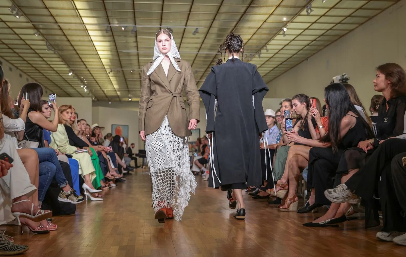 Показ мод 2020. Показ мод 2022. Айрис ван херпен 2021. Показ мод в москве 2022. Шура 2019 модный показ.