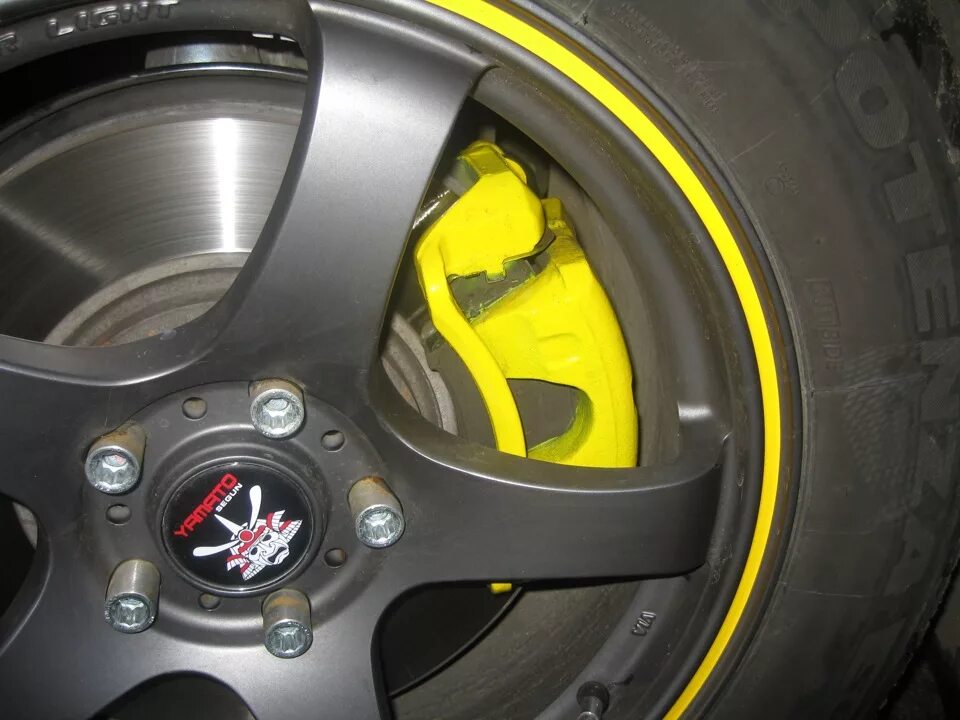 Каким цветом покрасить суппорта на машине. Желтые суппорта брембо xdiavel. opel astra h черный с жёлтыми суппортами. желтый 1018 суппорта. желтые суппорта шевроле круз.