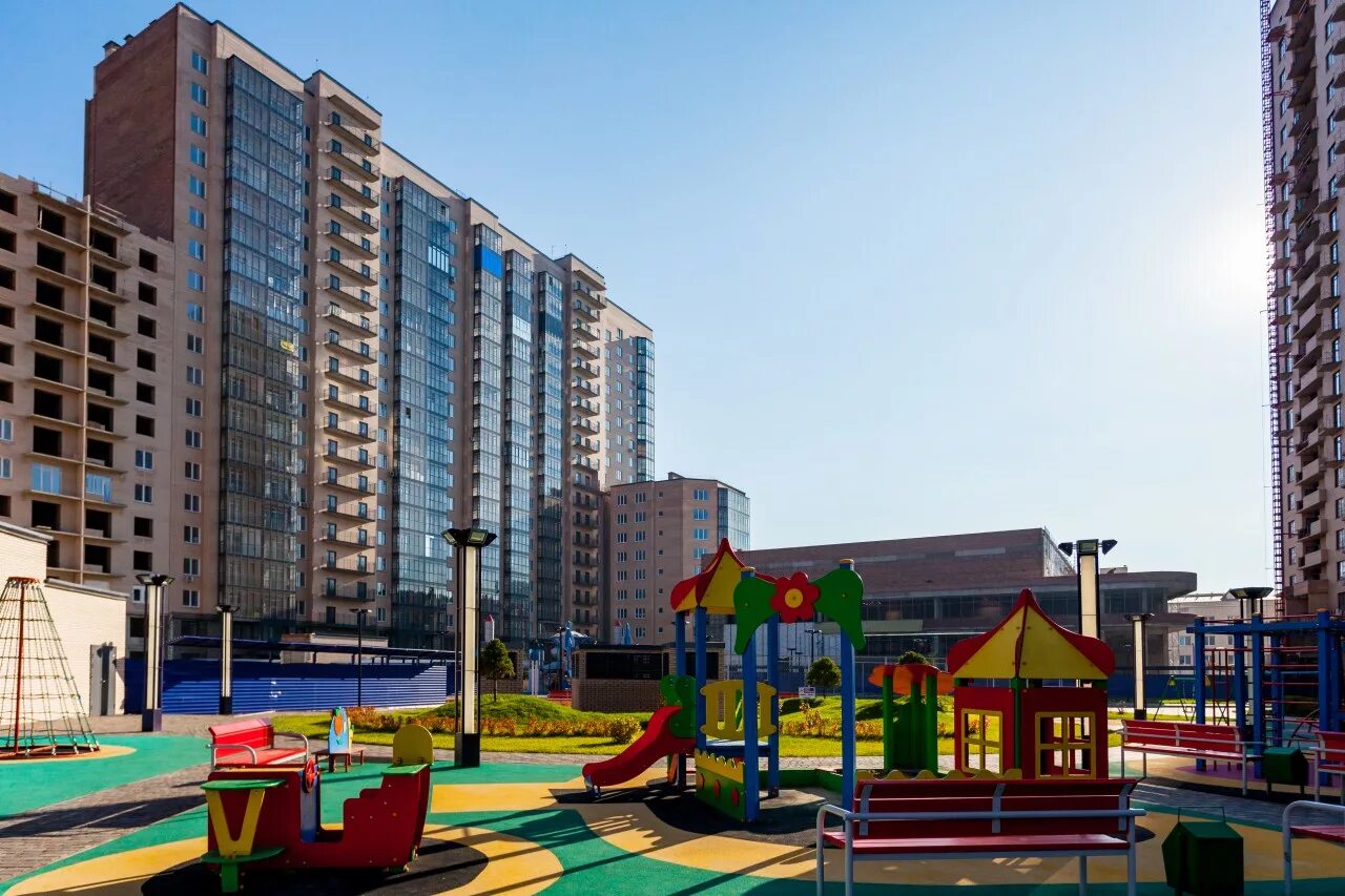 Арбан скай севен красноярск. Скайсевен красноярск авиаторов. Жк скай севен красноярск. Игровой комплекс форт во дворе дома на хачатуряна. Двор скай.